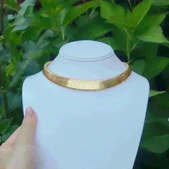 VTG Signed Monet Runway Collectable 70s goldtone Choker Omega Snake Necklace - Picture 5 of 17